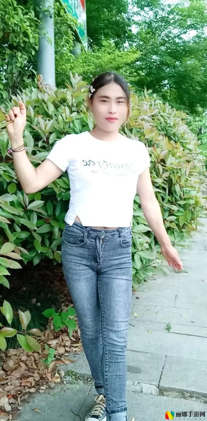 JAVAPARSAE人妻XXX，网友评价：深刻探讨性与情感的交织