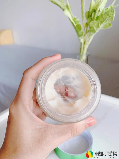 一边吃着一面膜下奶图片