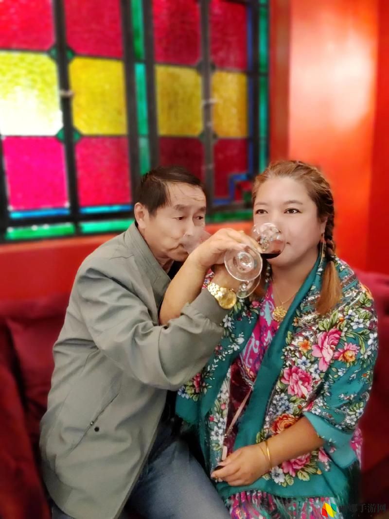 5对夫妻一男一女一起喝酒