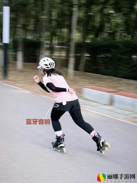 一起差轮滑30分钟的视频，网友：秋冬季节也能“冻”乐无穷！